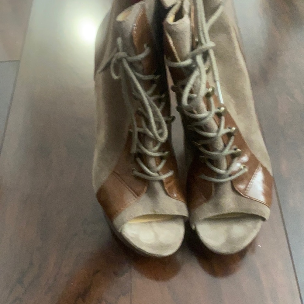 Size 7 Nine West peek a boo toe boot heel with tie up laces